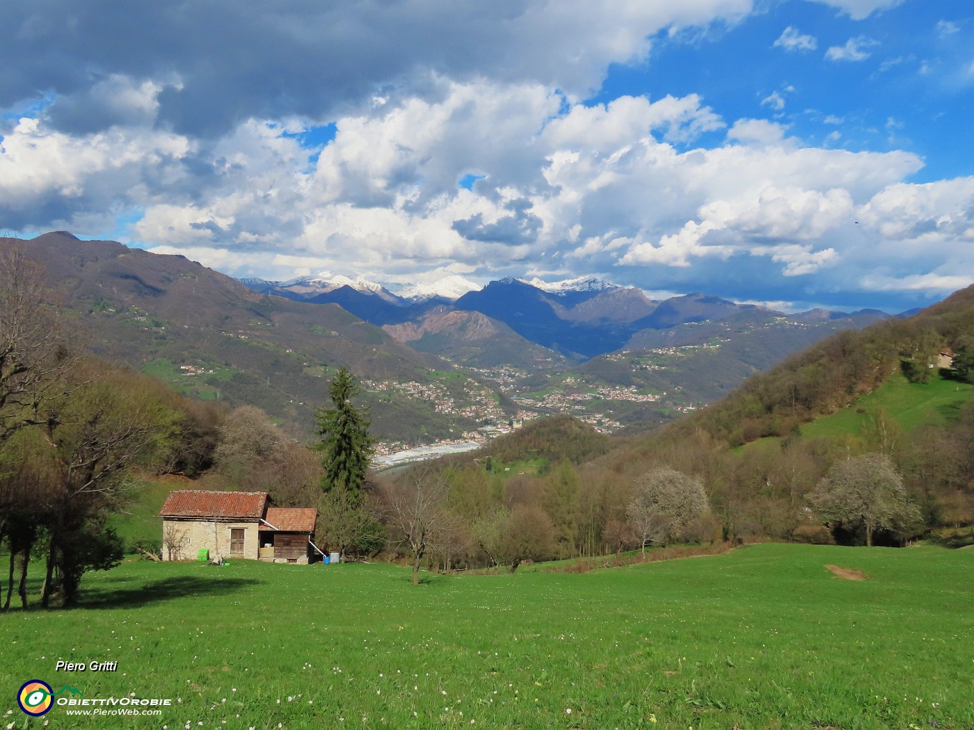 70 Bella vista sulla conca di Zogno ed oltre.JPG